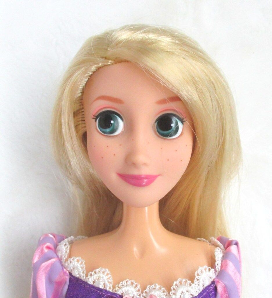 ディズニーストア ラプンツェル シンギングドール - メルカリ