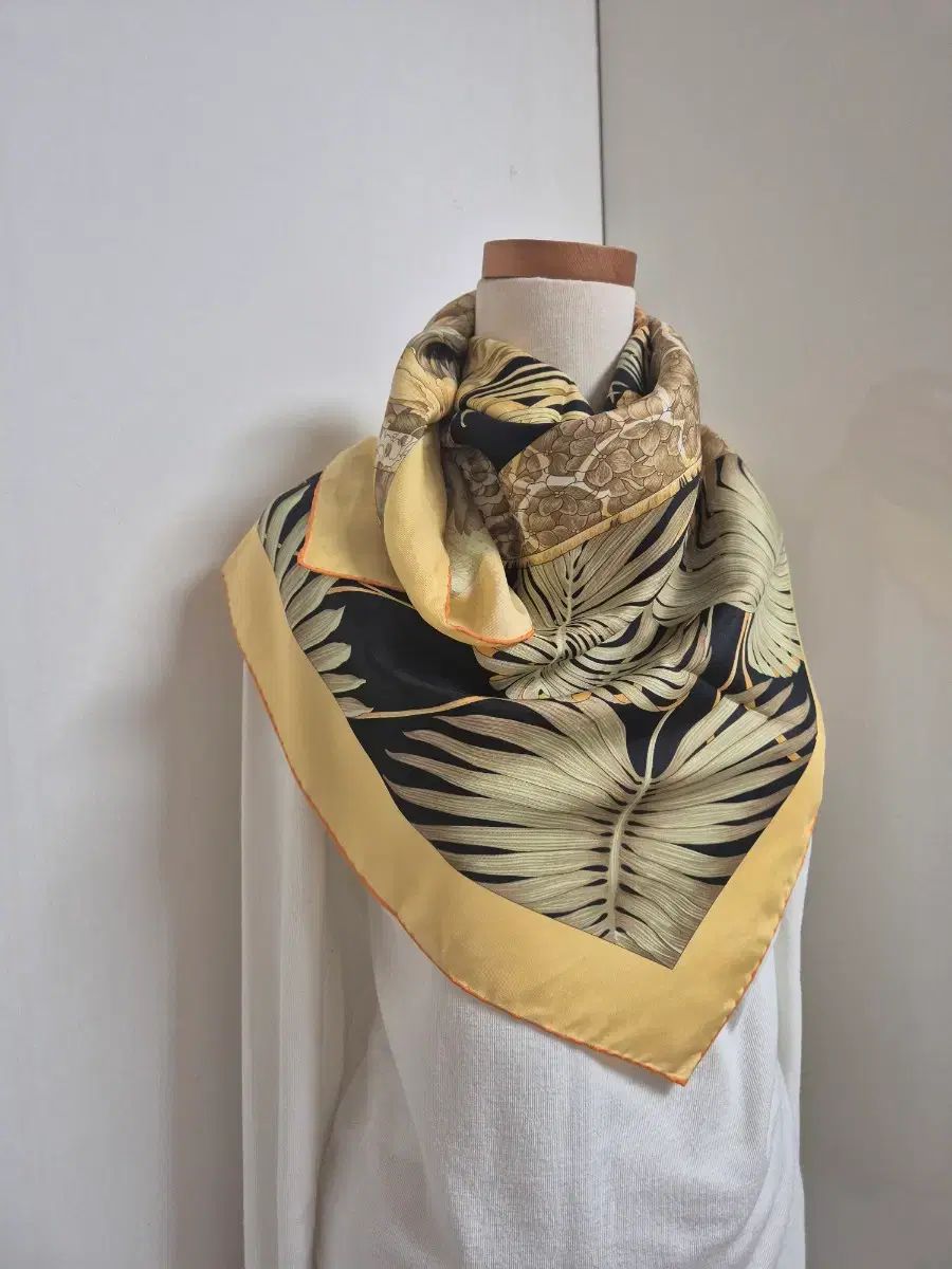 サルヴァトーレ・フェラガモ シルク100％ カレ スカーフ - メルカリ