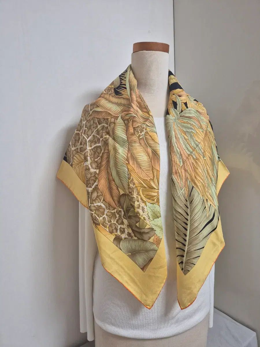 サルヴァトーレ・フェラガモ シルク100％ カレ スカーフ - メルカリ