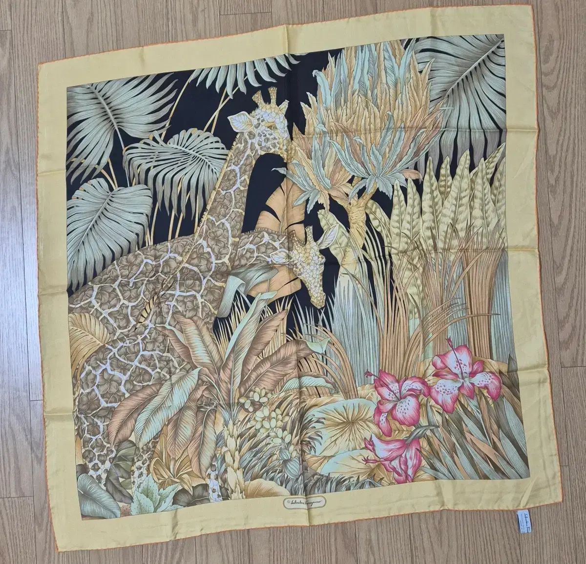 サルヴァトーレ・フェラガモ シルク100％ カレ スカーフ - メルカリ