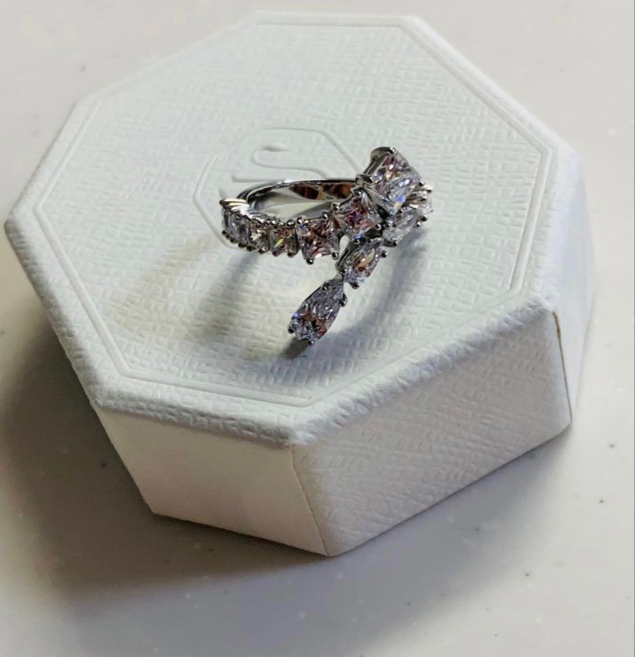 ほぼ新品 スワロフスキーSwarovski Matrix リング55号 - メルカリ