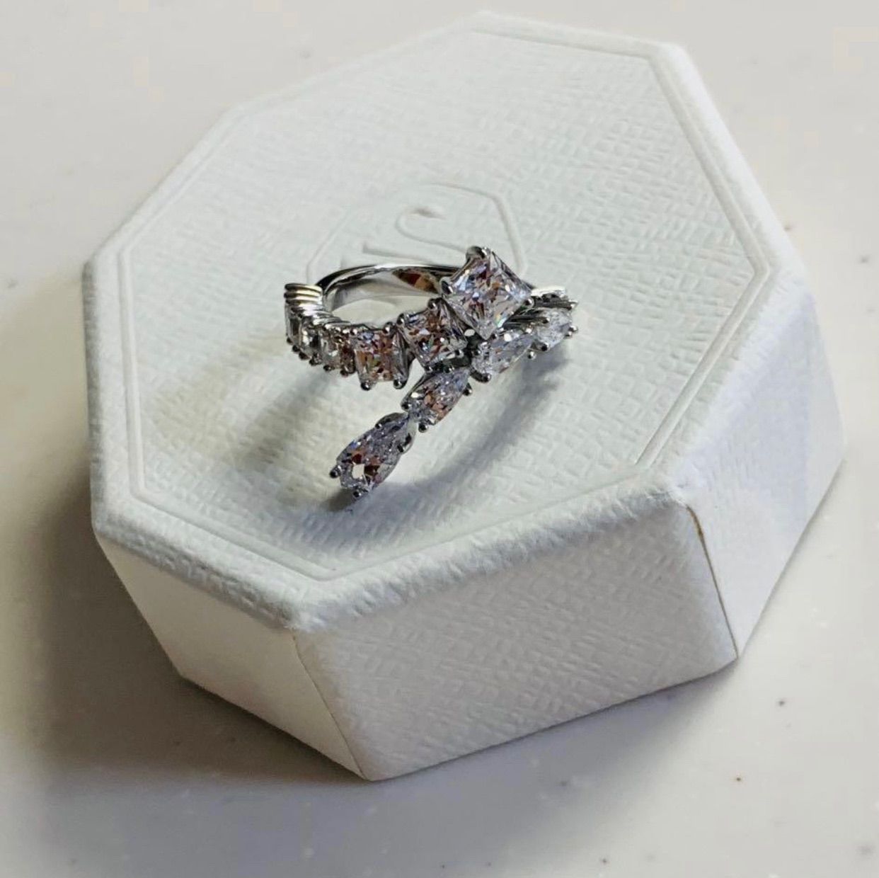 [新品・未使用]スワロフスキーのリング SWAROVSKI スワロフスキー リング レディース 指輪 11号 レア RARE