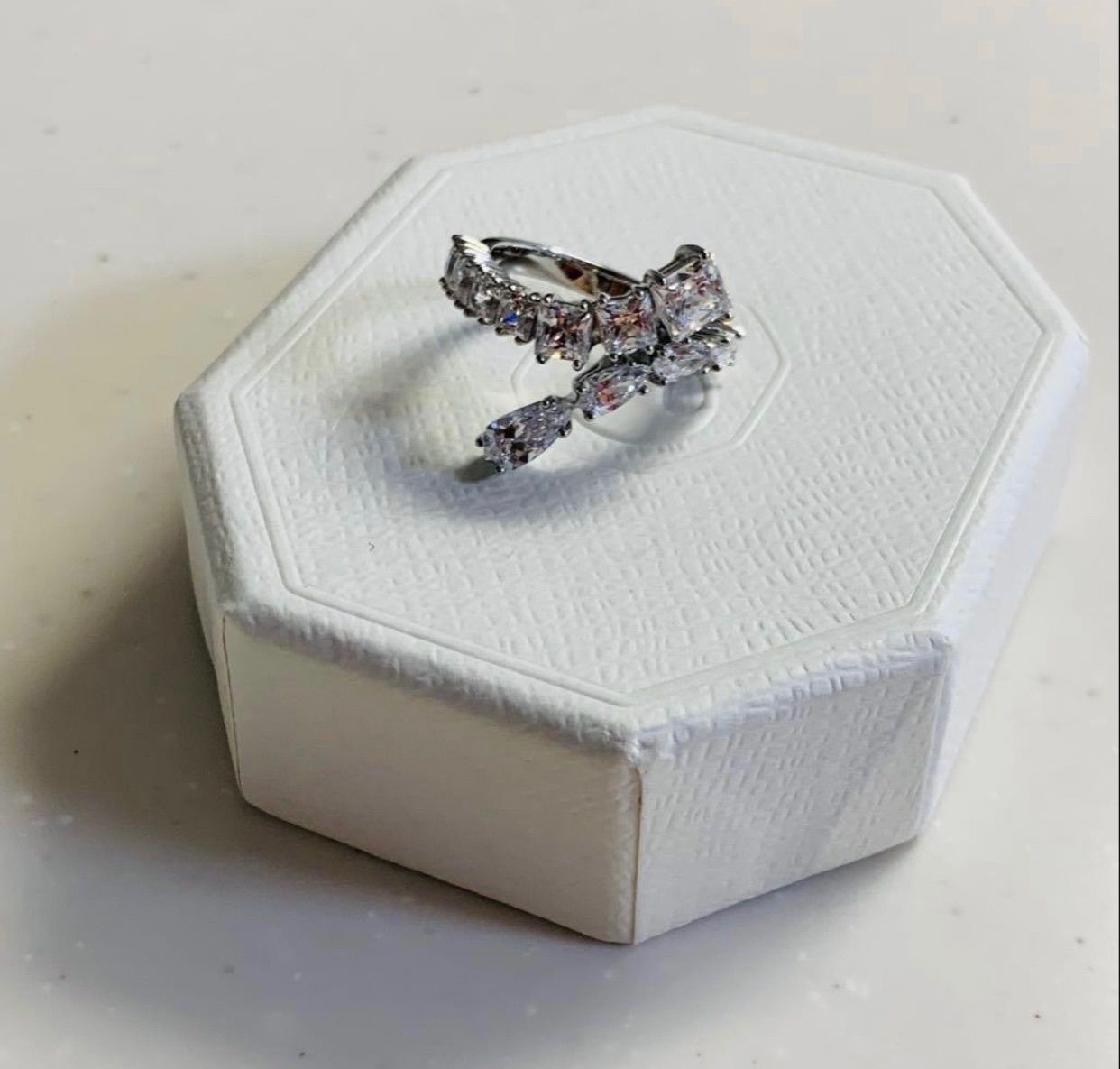 ほぼ新品 スワロフスキーSwarovski Matrix リング55号 - メルカリ