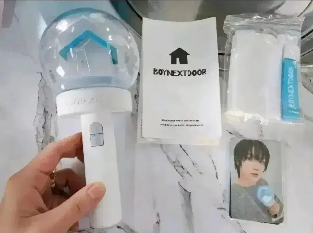 新品) BOYNEXTDOOR(ボイネク) ペンライト + トレカ 出品 - メルカリ