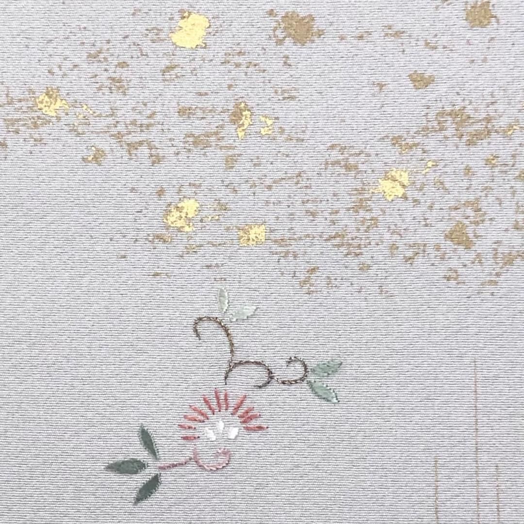 付下げ 花唐草模様 刺繍 金彩 縮緬 小町鼠色 K-5571 - メルカリ