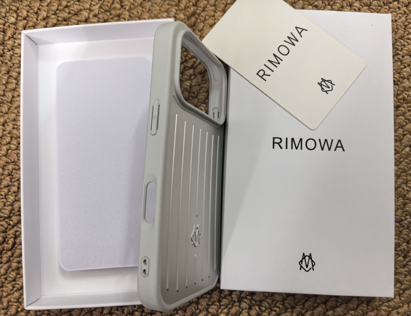 未使用 RIMOWA リモワ iPhone 17pro ケース シルバー RIMOWA 新品 未 