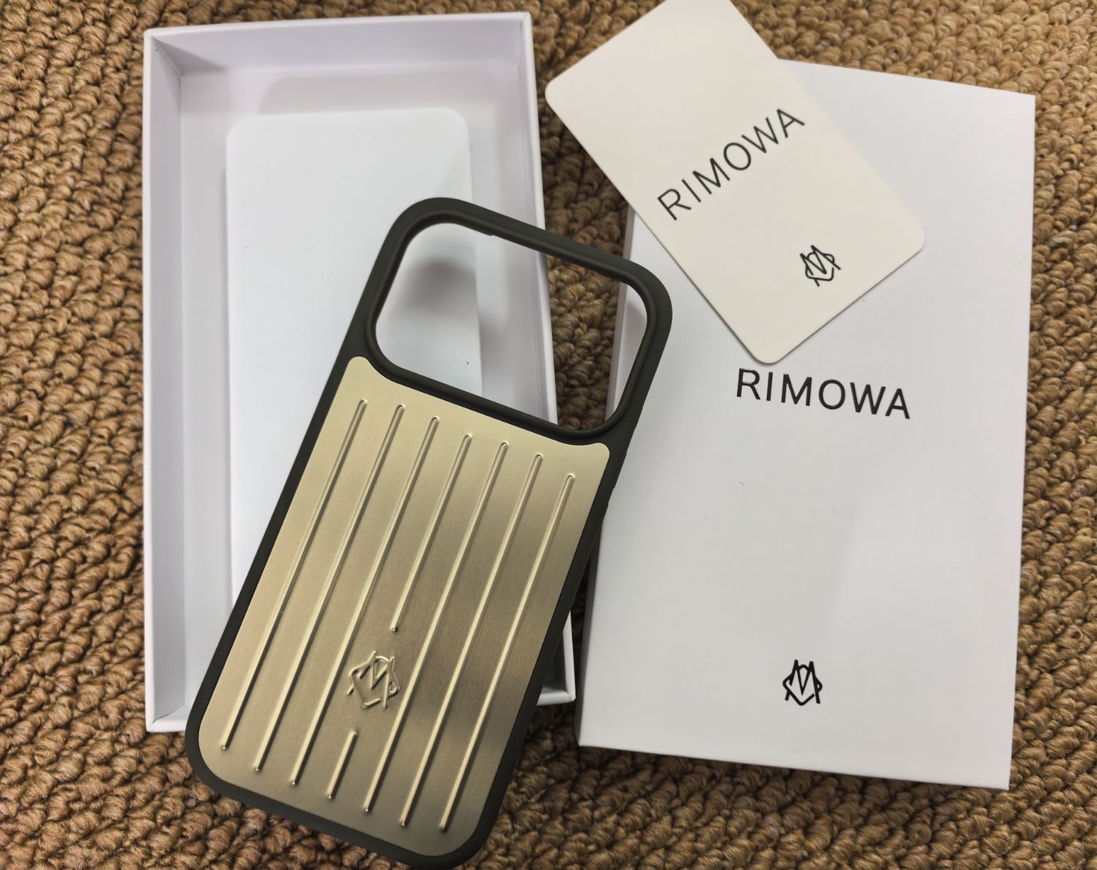 新品、未使用リモワ RIMOWA iPhone 17 ProMax ケース チタニウム