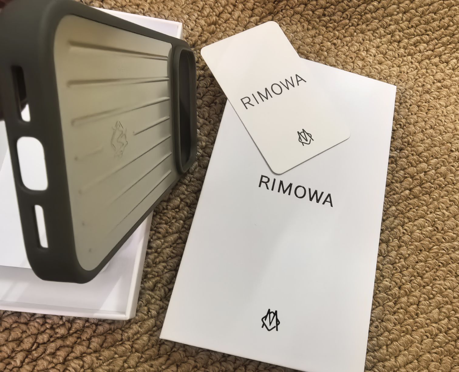 新品 未使用リモワ RIMOWA iPhone17 Pro ケース チタニウム Aluminum iPhone 17 Pro Case | Titanium | RIMOWA