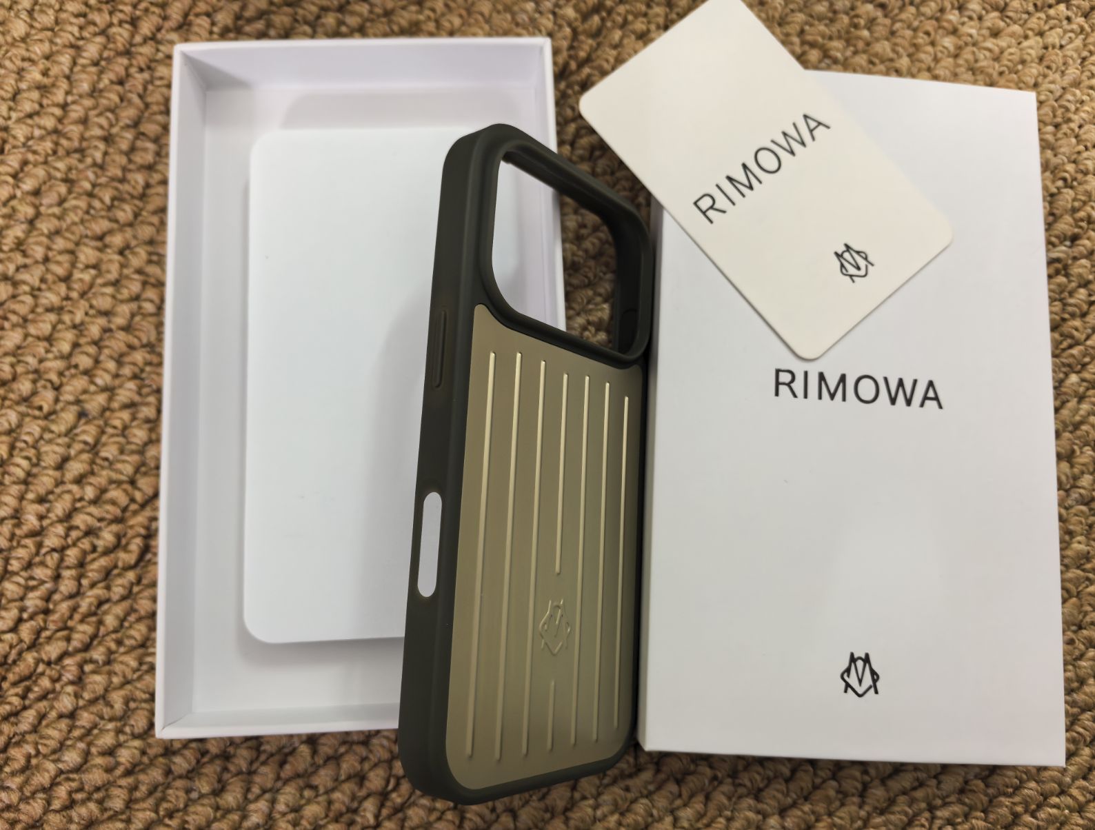 新品、未使用リモワ RIMOWA iPhone 17 Proケース チタニウム