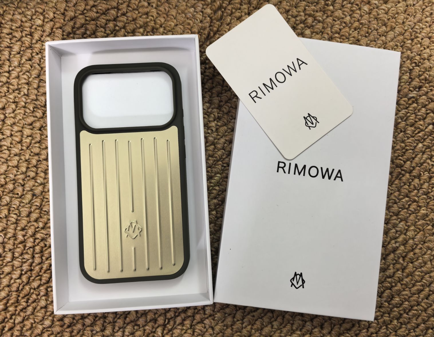 新品、未使用リモワ RIMOWA iPhone 17 Proケース チタニウム 【公式通販】