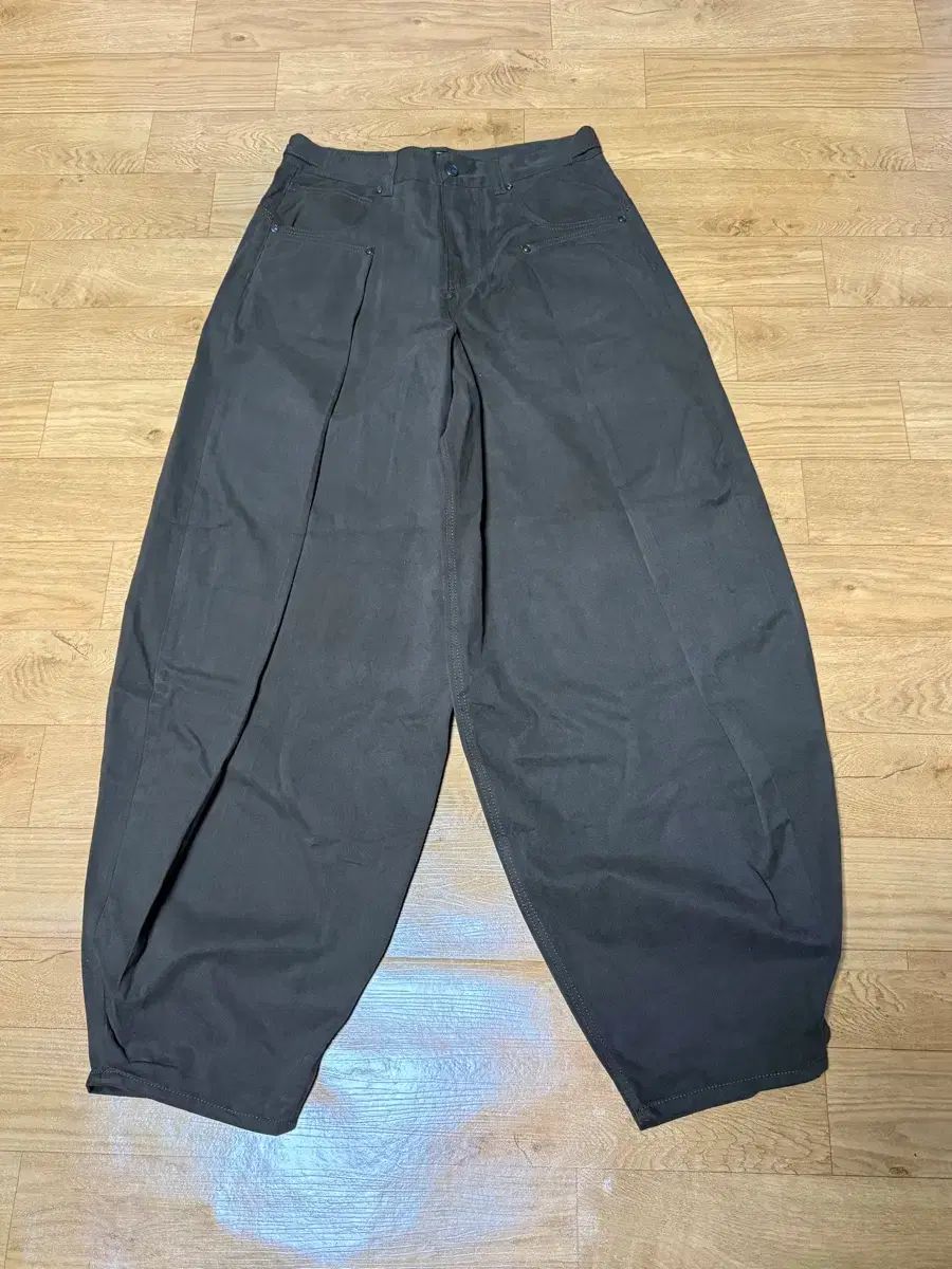 アドンウォナゲル バルーンフィットパンツ