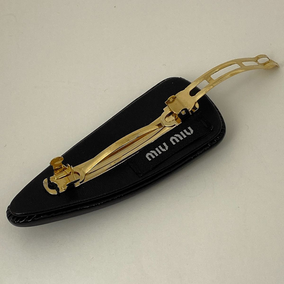 ミュウ ミュウ Miu Miu ロゴ バレッタ 髪留め 髪飾り ヘアクリップ