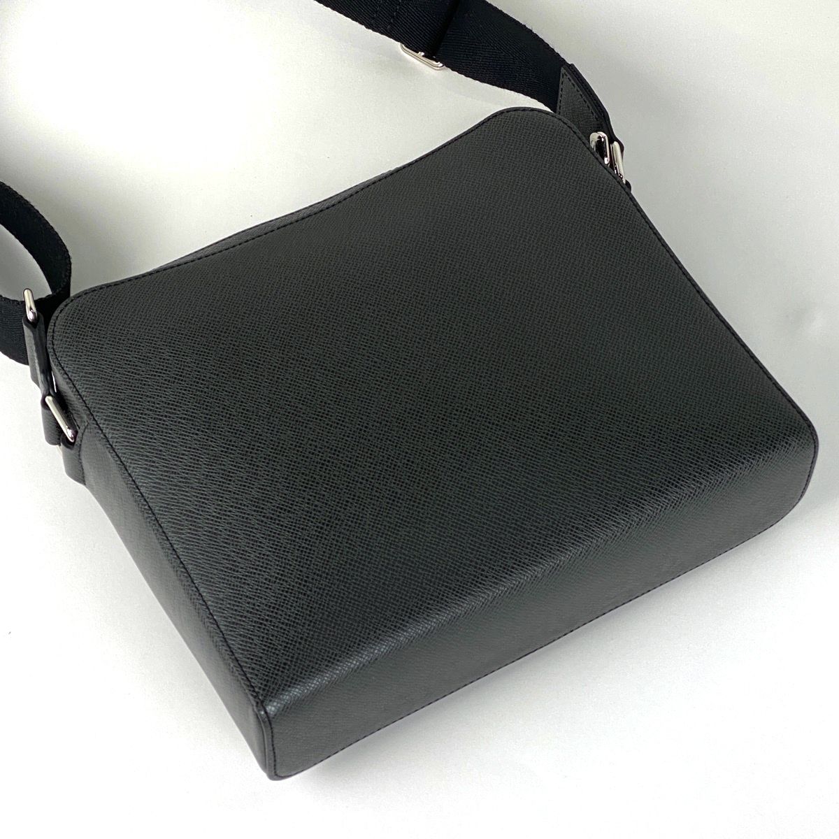 ルイ・ヴィトン Louis Vuitton アントン メッセンジャーPM 斜め掛け