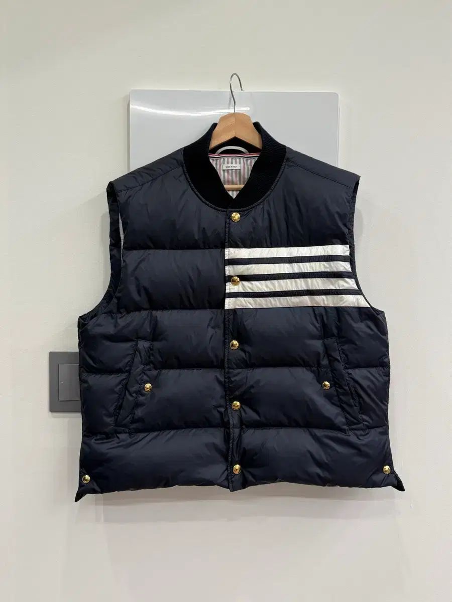 トム・ブラウン 4バー マット ナイロン ダウン ベスト 24年式 - メルカリ