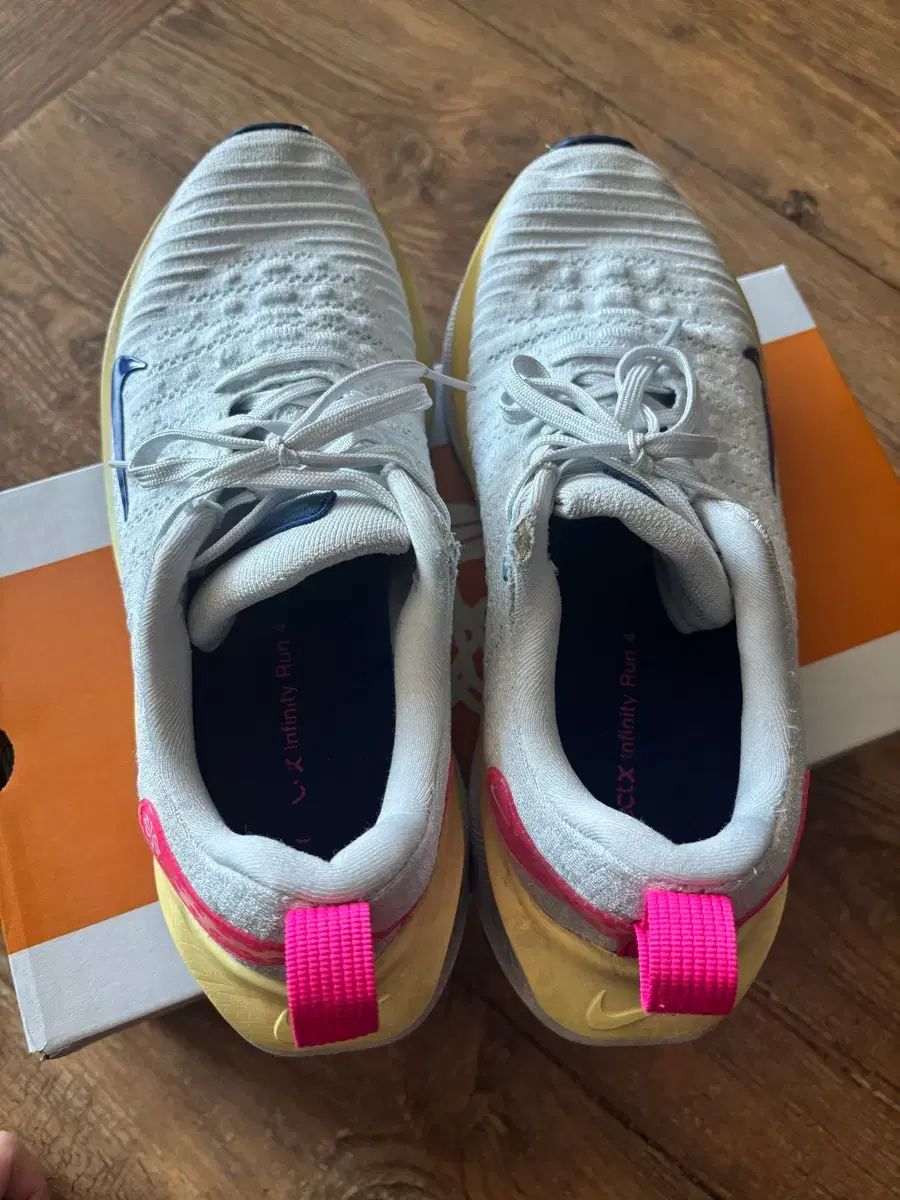 ナイキ インフィニティ RUN 4 275