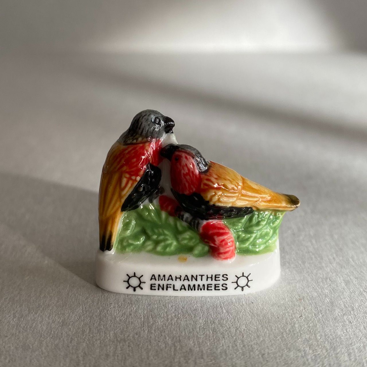 燃える羽色の小鳥ペアのフェーブ／フランス雑貨／陶器ミニチュア