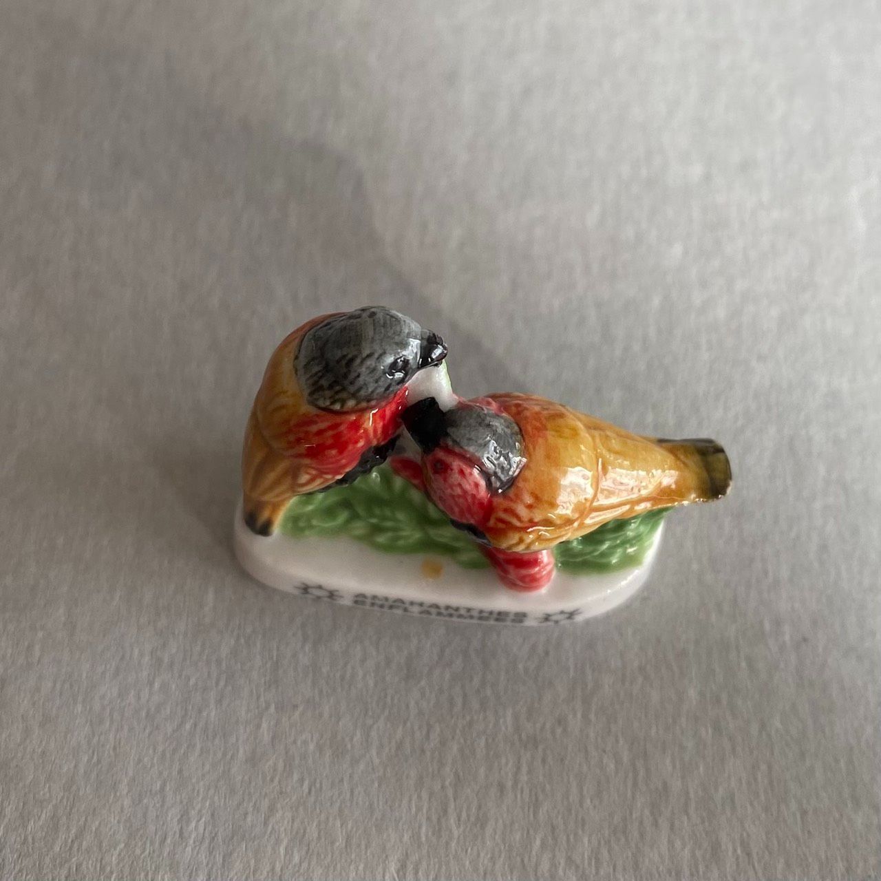 燃える羽色の小鳥ペアのフェーブ／フランス雑貨／陶器ミニチュア
