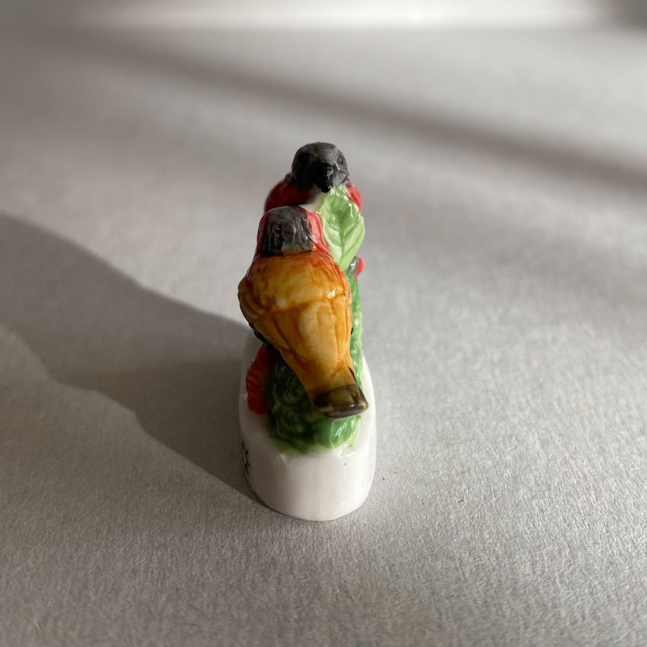 燃える羽色の小鳥ペアのフェーブ／フランス雑貨／陶器ミニチュア