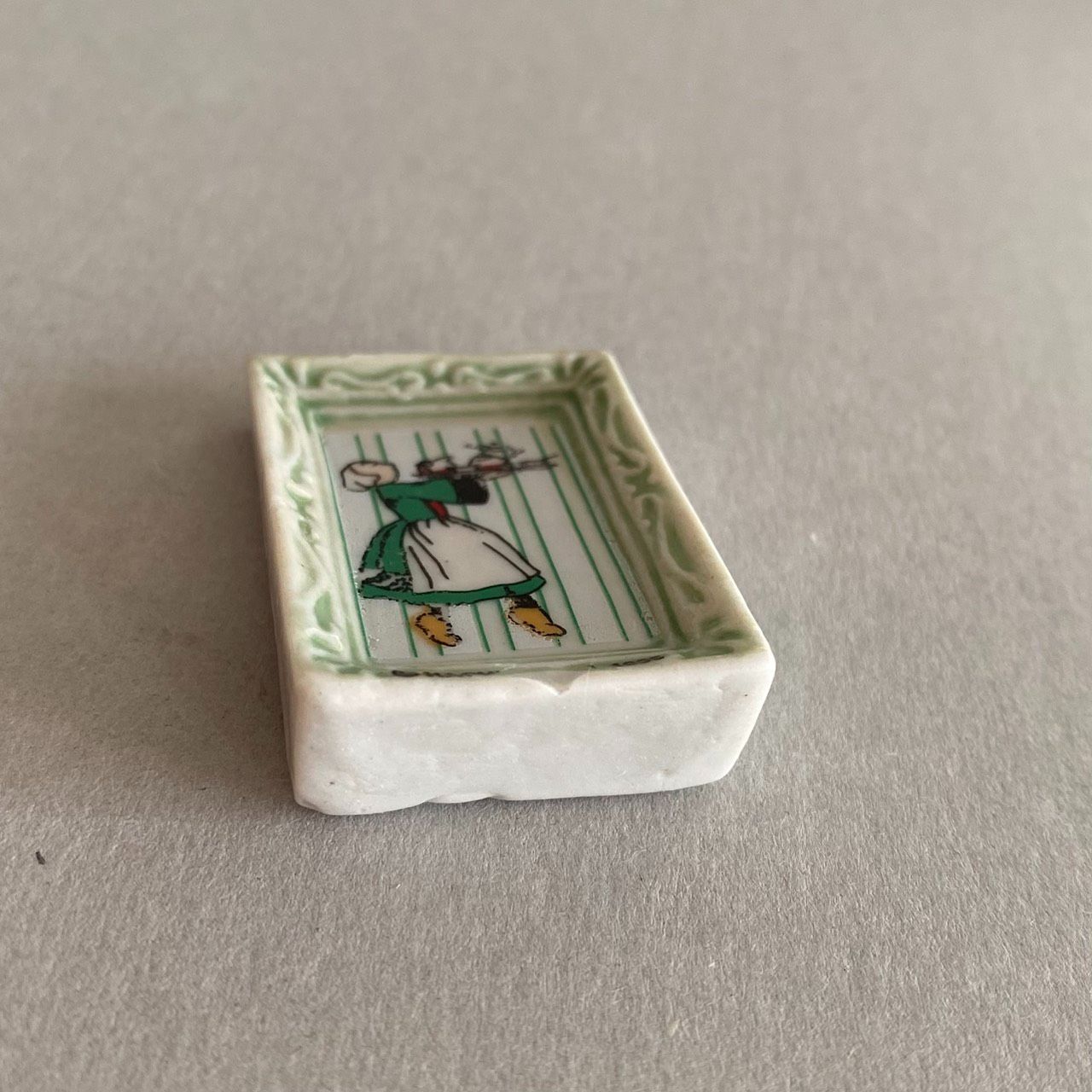 ケーキを運ぶ女性のフェーブ ※欠けあり／Hachette 1995／フランス雑貨