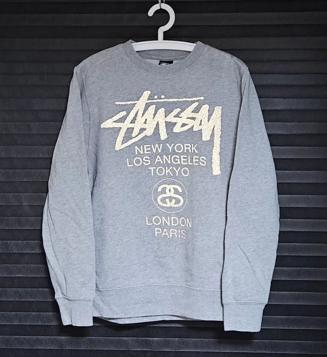 S STUSSY WORLD TOUR クルーネック スウェット リフレクティブ グレー