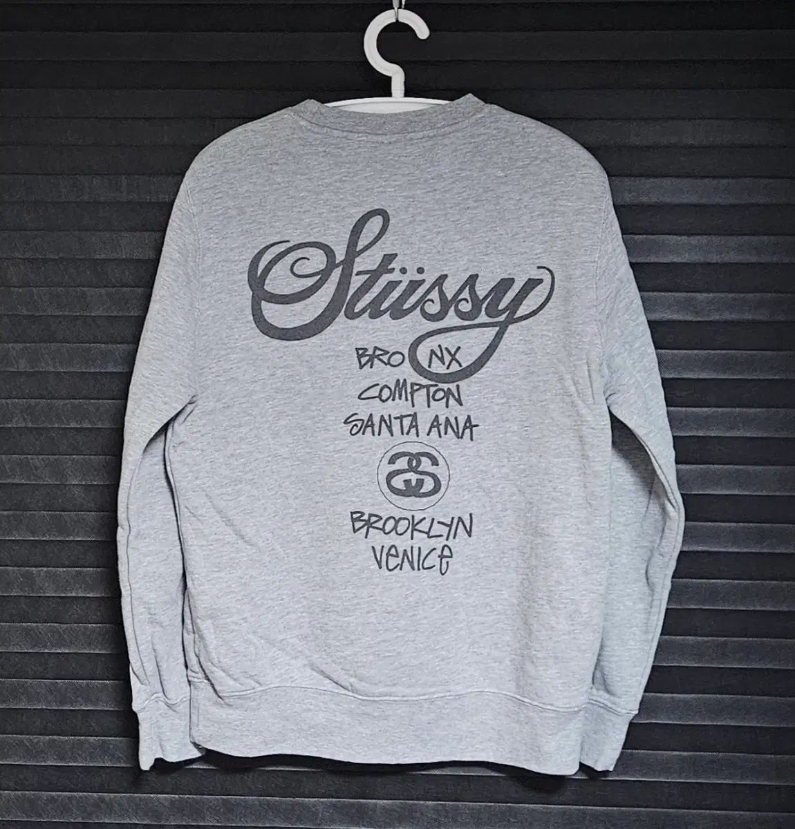 S STUSSY WORLD TOUR クルーネック スウェット リフレクティブ グレー