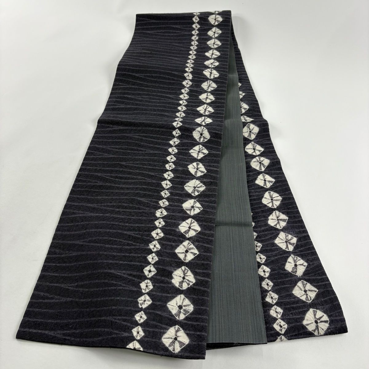 袋帯 秀品 幾何学模様 絞り 黒灰 全通 正絹 【中古】 - メルカリ