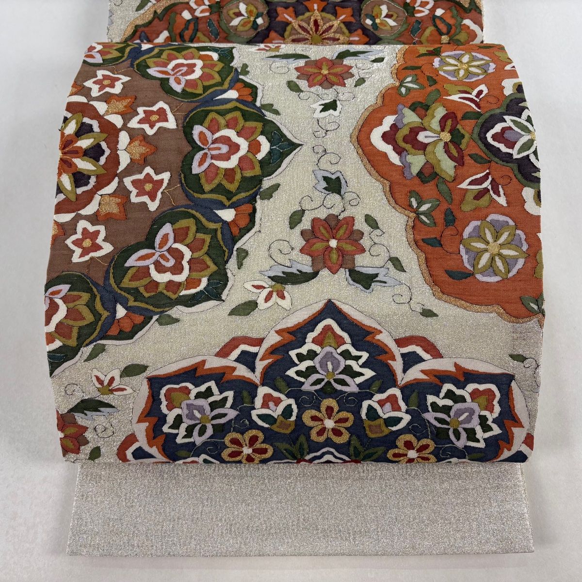 丸帯 落款 華文 草花 金銀糸 明綴れ 銀色 お太鼓柄 正絹