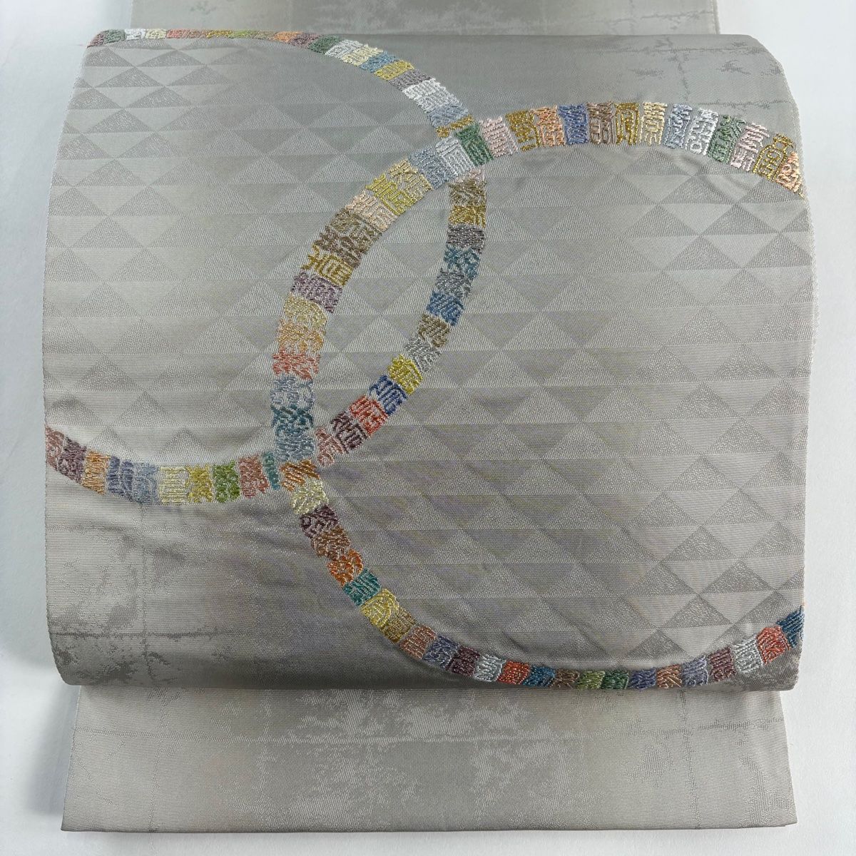 袋帯 秀品 文字文 鱗 刺繍 金糸 灰色 お太鼓柄 正絹