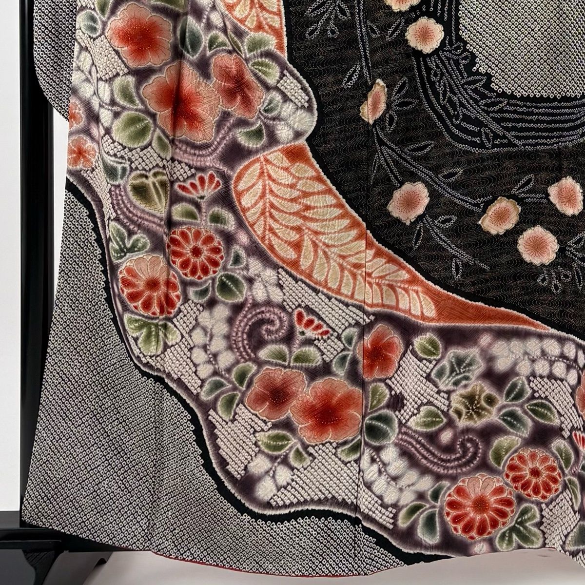 振袖 身丈161 cm 裄丈66.5 M 袷 草花 霞 絞り 金彩 黒灰 正絹