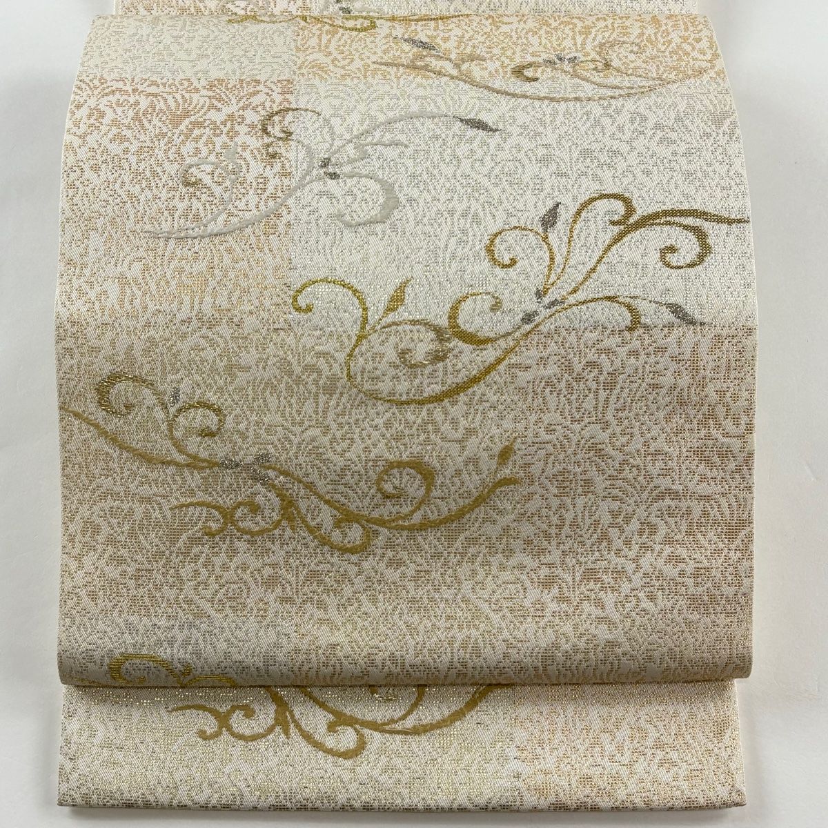 袋帯 じゅらく 落款 市松 草花 金糸 箔 クリーム 六通 正絹