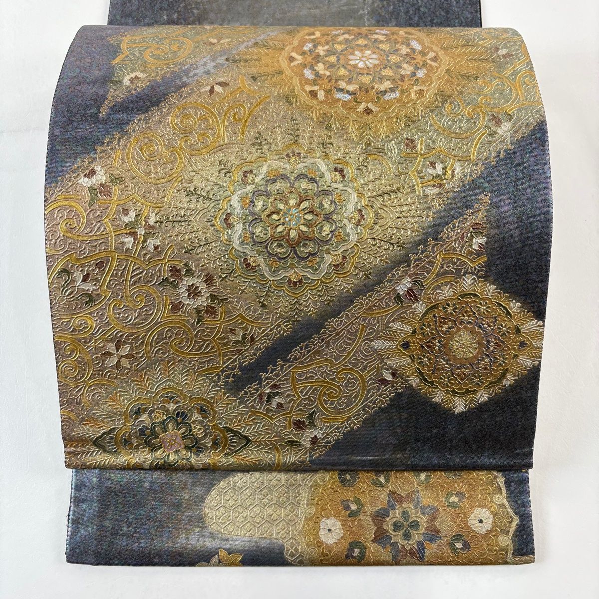袋帯 秀品 華文 唐草 螺鈿 金彩 銀色 お太鼓柄 正絹 【中古】 - メルカリ