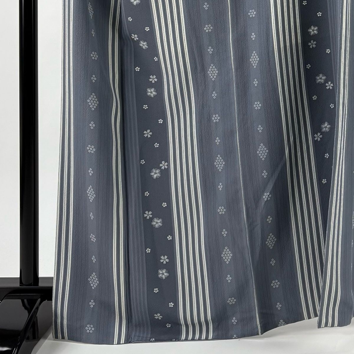 小紋 身丈167cm 裄丈71cm L 袷 縦縞 桜 縮緬 灰色 正絹 秀品 【中古