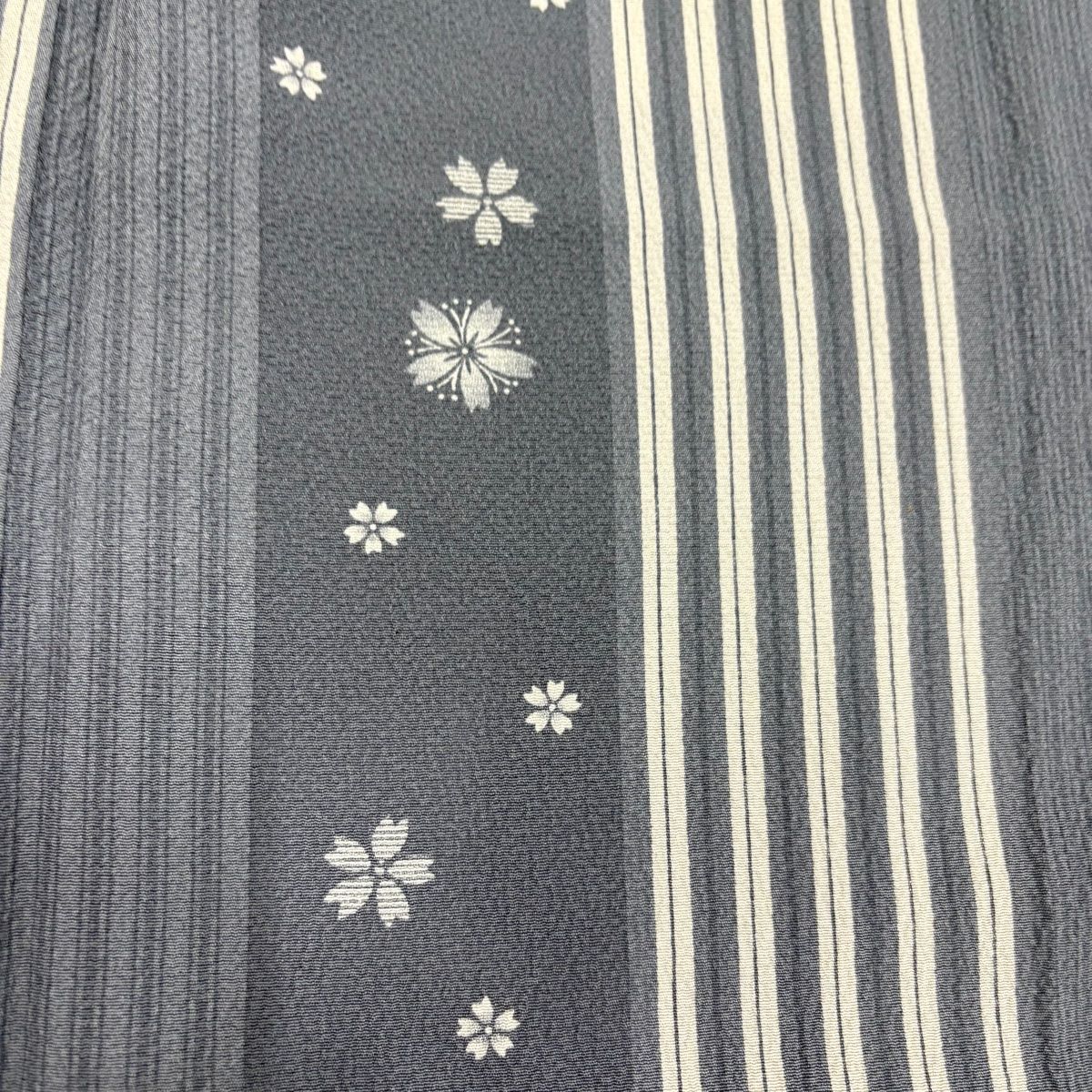 小紋 身丈167cm 裄丈71cm L 袷 縦縞 桜 縮緬 灰色 正絹 秀品 【中古