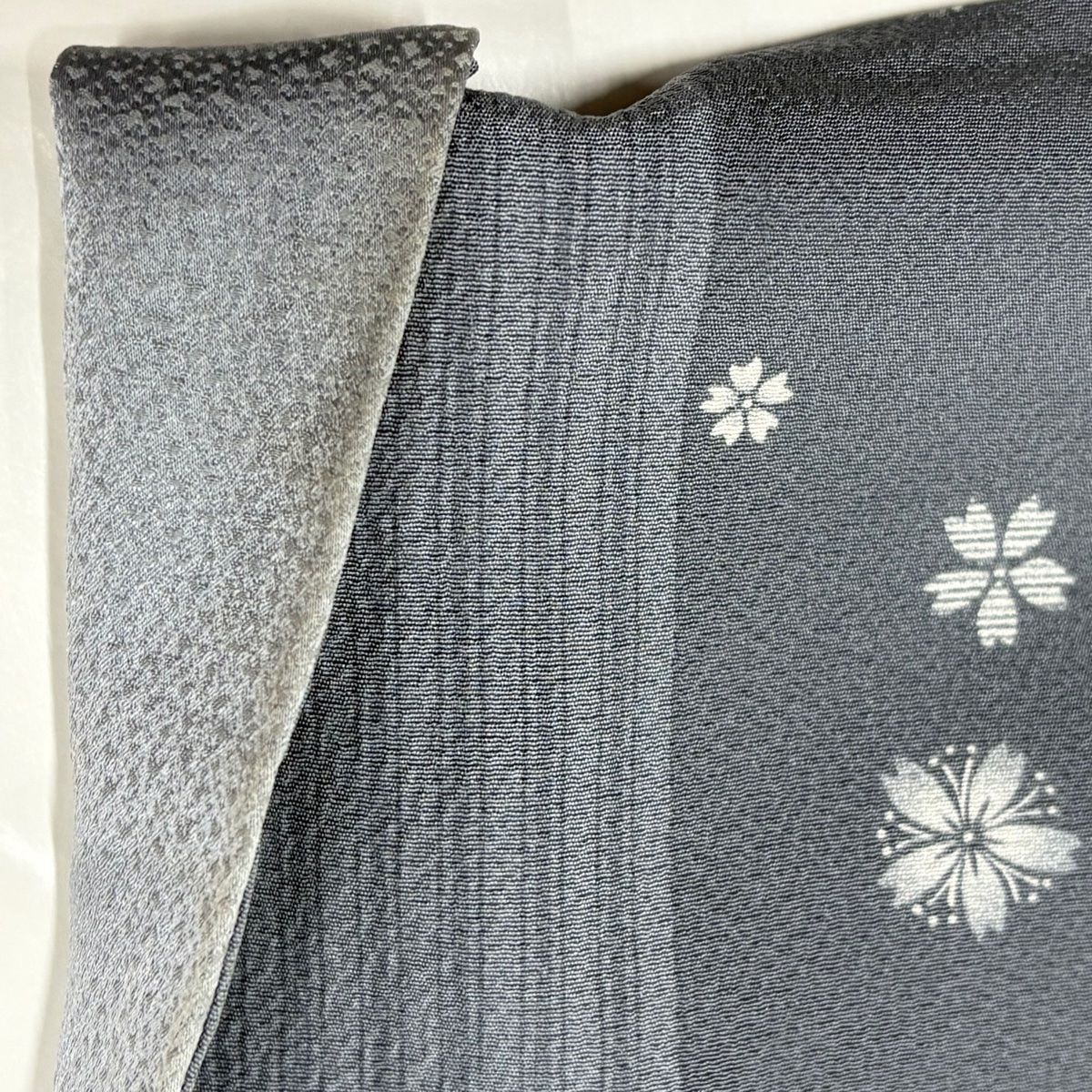 小紋 身丈167cm 裄丈71cm L 袷 縦縞 桜 縮緬 灰色 正絹 秀品 【中古