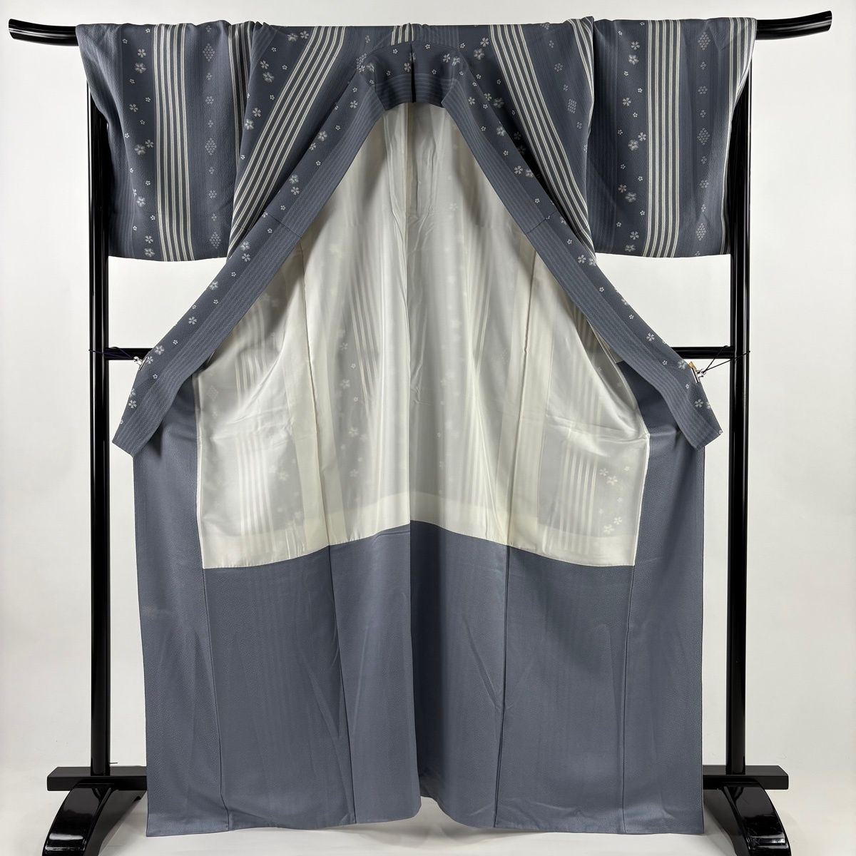 小紋 身丈167cm 裄丈71cm L 袷 縦縞 桜 縮緬 灰色 正絹 秀品 【中古