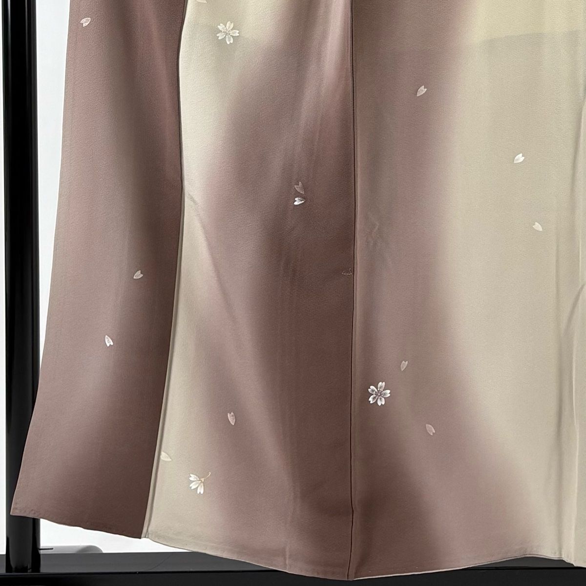 小紋 身丈155 cm 裄丈64 M 袷 落款 桜 桜の花びら 縦ぼかし 小豆色 正絹 秀品