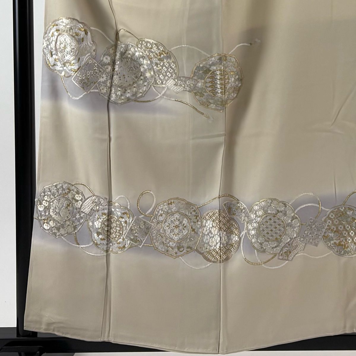 色留袖 身丈158.5 cm 裄丈64 M 袷 鏡裏文 華文 金糸 刺繍 ベージュ 正絹 秀品 一つ紋
