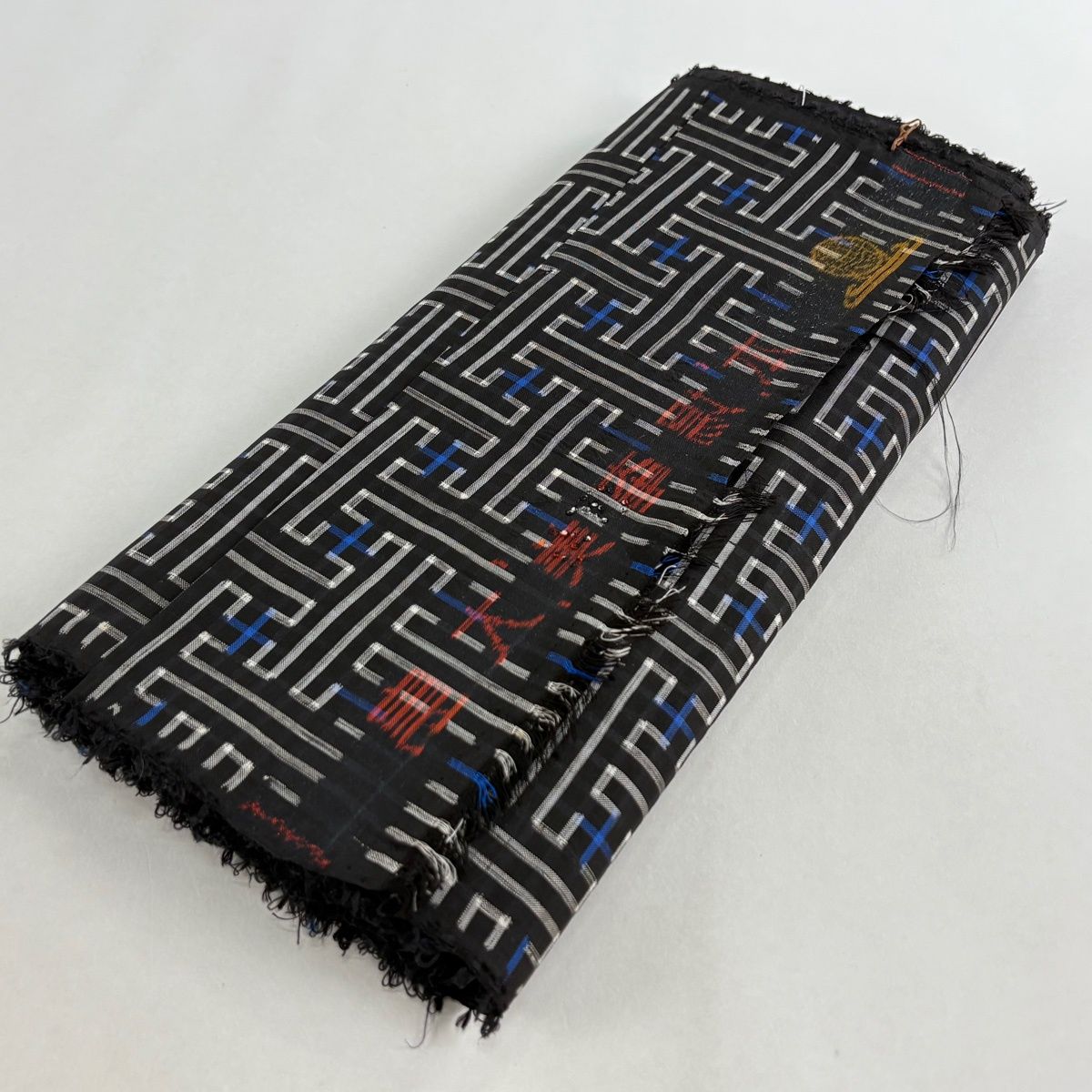 反物 逸品 大島紬 証紙有り 幾何学模様 墨色 正絹 【中古】 - メルカリ