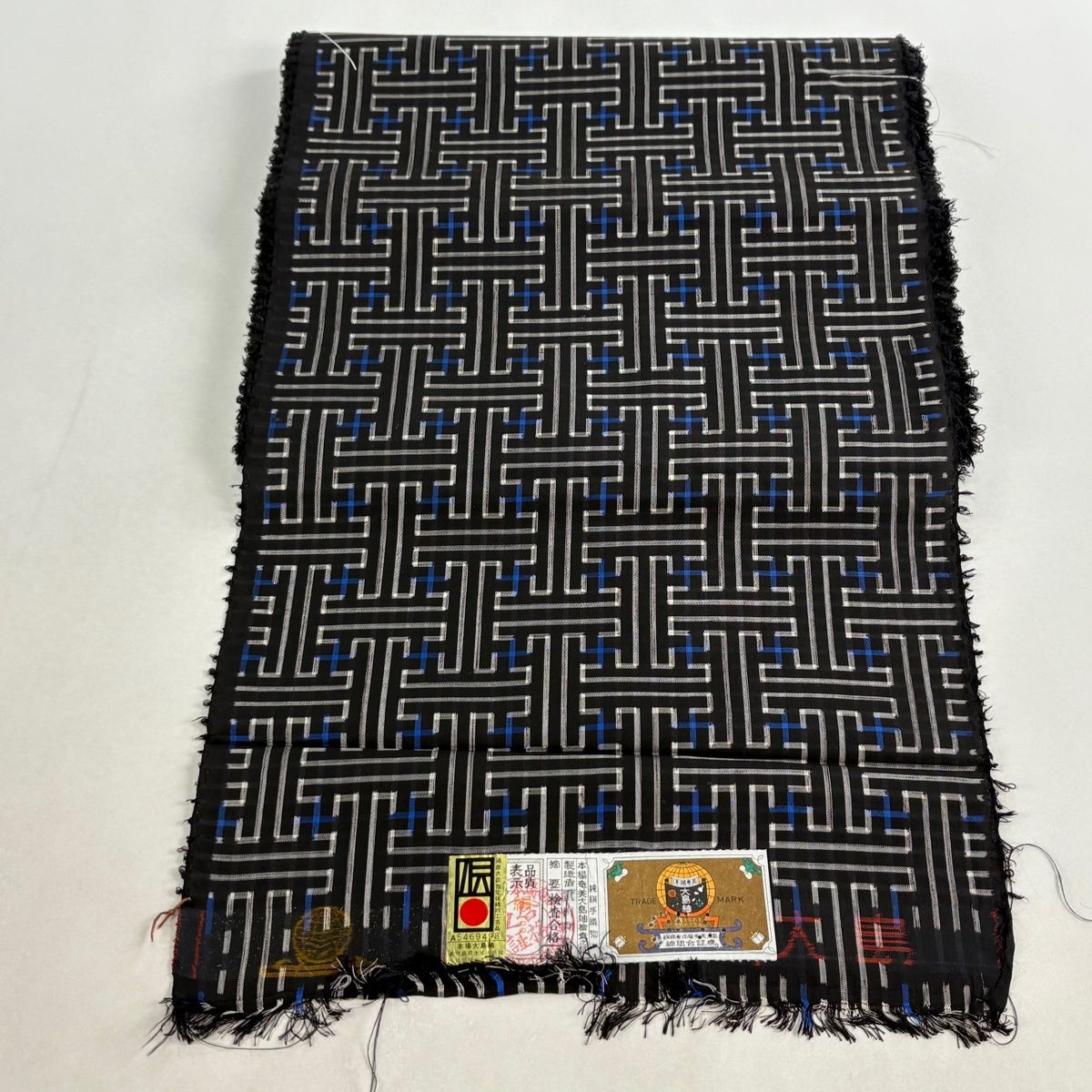 反物 逸品 大島紬 証紙有り 幾何学模様 墨色 正絹 【中古】 - メルカリ