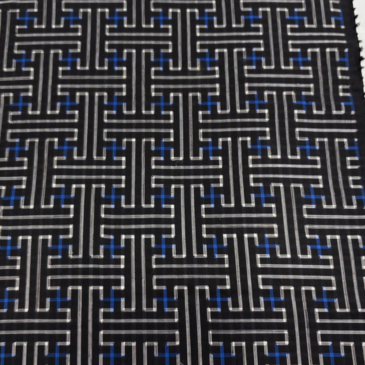 反物 逸品 大島紬 証紙有り 幾何学模様 墨色 正絹 【中古】 - メルカリ
