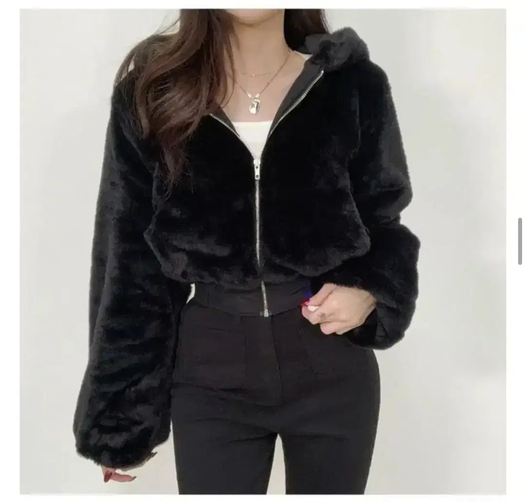 ファー付きブラッククロップドジャケット ブラック ファー フード クロップド ジャケット - メルカリ