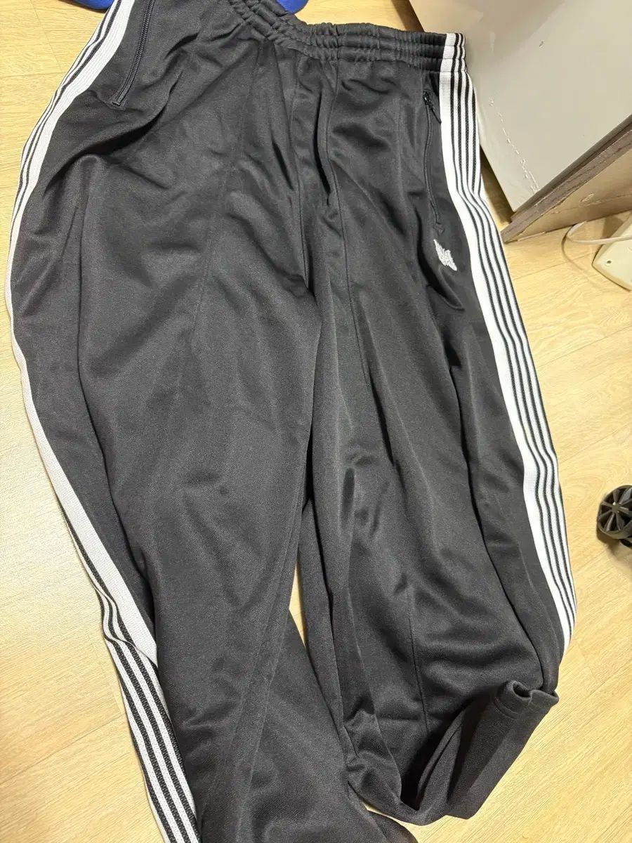 s ニードルズ HDトラックパンツ 黒白 ビバー ロイヤルブルー