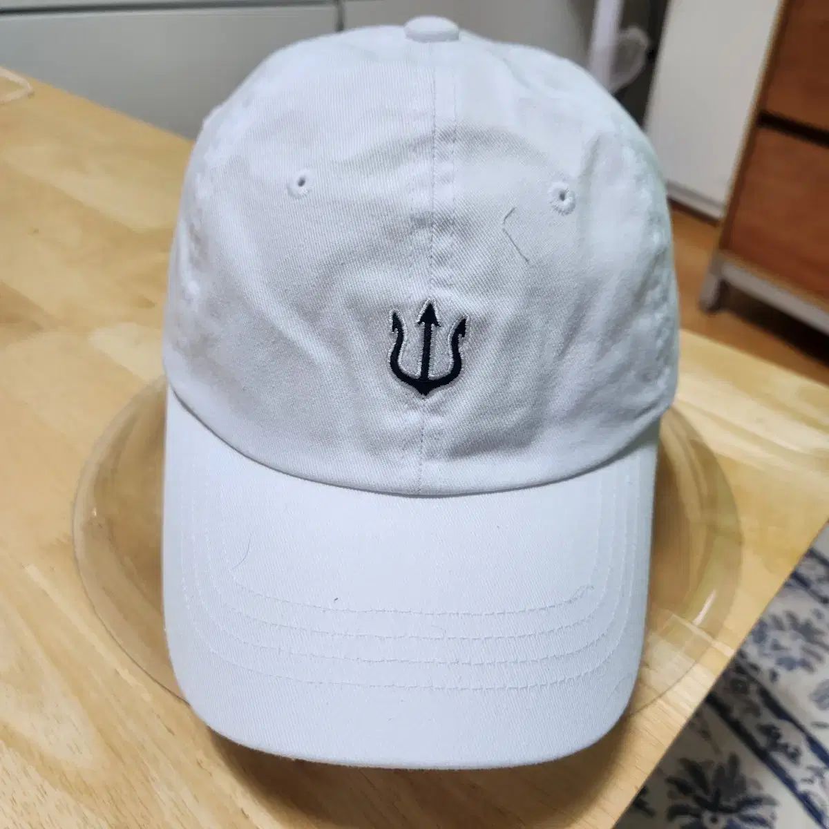 ベルーティウム 白 三叉ベースボールキャップ
