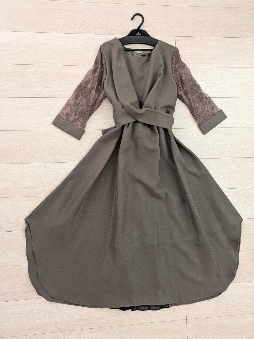 プールヴー 4 L カーキ アシンメトリープリーツワンピース 結婚式