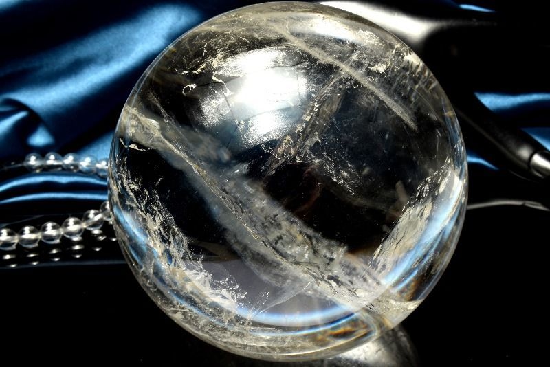 天然石■スモーキー■虹・ルチル入り■丸玉■スフィア■台座付き■これマジやばいやつ 天然石虹あり ルチルクォーツ共生水晶のスフィア 丸玉 置物NO.120513