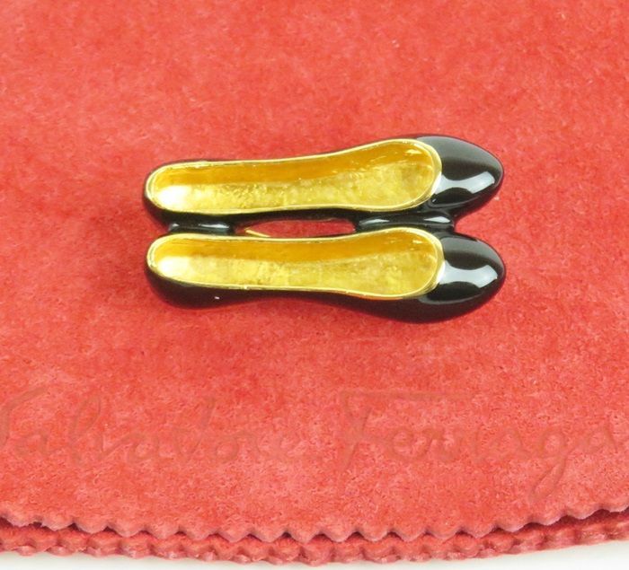 Salvatore Ferragamo サルヴァトーレフェラガモ パンプス型 ピンブローチ ブラックｘゴールドカラー エナメル 保存袋付き rk 10014