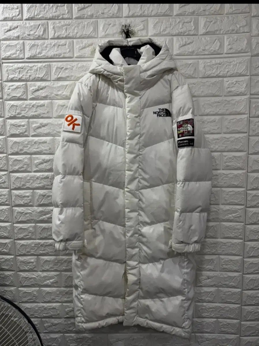 ザノースフェイス 白 ダウンジャケット ロング丈 パッチ デザインテープ