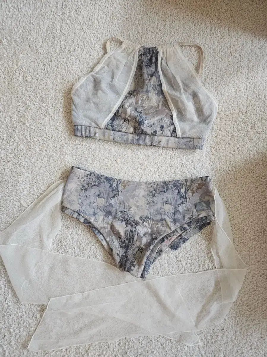 リンオムズ ポールダンス ウェア 描く