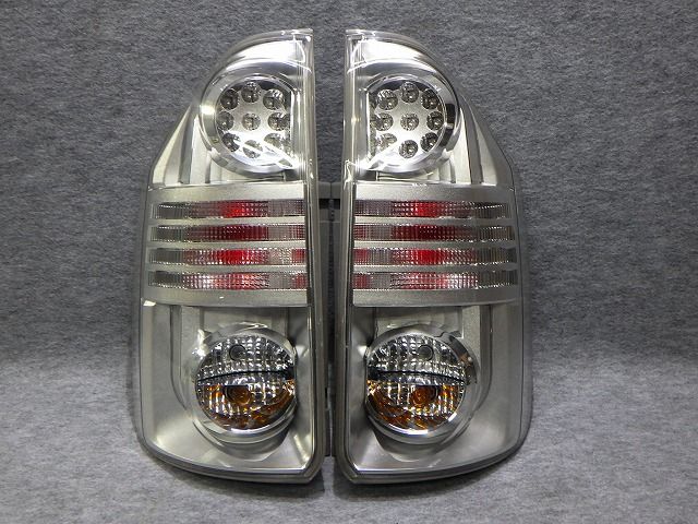 70系 ヴォクシー テール 左右 ZRR70/75 前期 28-199 トヨタ キラメキ