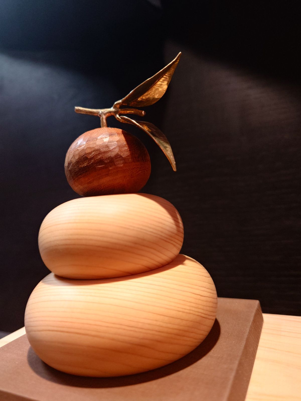 木製鏡餅飾り小size 橙手彫り 木箱入り 二枚葉タイプ - メルカリ